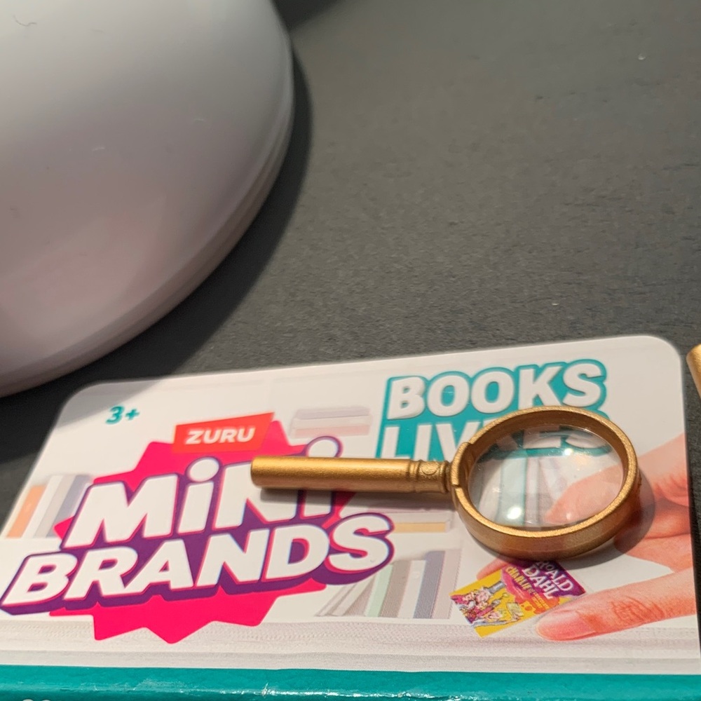 Zuru Mini Brands Gold Magnifying Glass